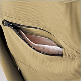 アイトス AZ2435 [春夏用]長袖シャツ[男女兼用] 胸ポケット内メッシュ。ポケット内側は仕切り付きメッシュ仕様で通気性を確保。