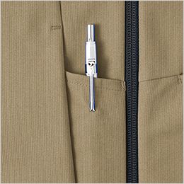 長袖ブルゾン(男女兼用) 胸ペン差し。右胸に切替デザインを生かしたペン差しを装備。
