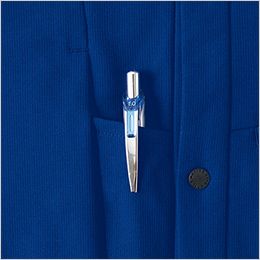 長袖シャツ(男女兼用) 胸ペン差し。右胸に切替デザインを生かしたペン差しを装備。