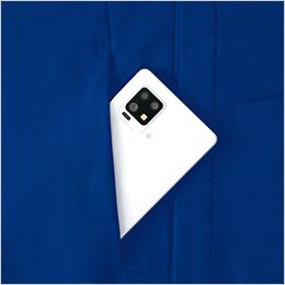 長袖シャツ(男女兼用) ファスナーポケット。右胸に収納物を出し入れしやすいファスナー付きポケットを装備。