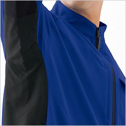 長袖シャツ(男女兼用) 脇下トリカット。つっぱらず、腕の動きにストレスを与えない一枚布構造。