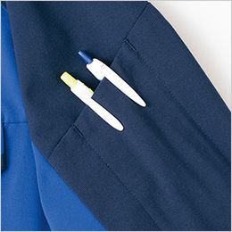 アイトス AZ4930 [春夏用]長袖ブルゾン[男女兼用] 袖ペン差し。袖の取り出しやすい位置にあり、よく使うペン等の収納に便利。
