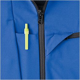 アイトス AZ4931 [春夏用]長袖ブルゾン[男女兼用] 胸ペン差し。右胸に切り返しのデザインを活かしたペン差しを装備。

