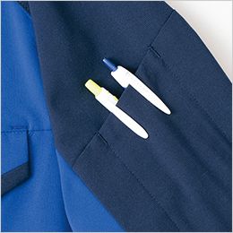 アイトス AZ4935 [春夏用]長袖シャツ[男女兼用] 袖ペン差し。袖の取り出しやすい位置にあり、よく使うペン等の収納に便利。
