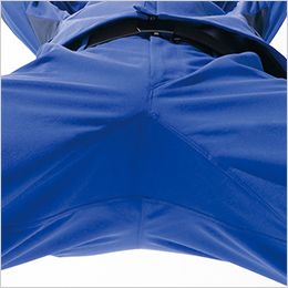 アイトス AZ4951 [春夏用]カーゴパンツ[男女兼用] 股ガゼットクロッチ。股下のマチで脚の可動域が広がり、つっぱらず作業も快適。
