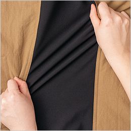 軽防寒ジャケット(男女兼用) 防風ニット。
身頃脇と袖切替（後身頃）箇所に防風ニットを採用し動きやすさを追求。