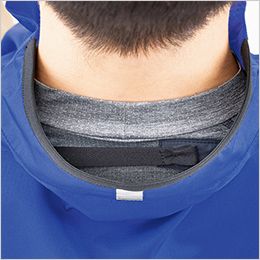 アイトス AZ50295 [春夏用]空調服®長袖ブルゾン[男女兼用] 調整紐。衿の内側にある調整紐をとめる事で空気の通り道が生まれ取り込んだ空気を排出します。

