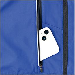 アイトス AZ50295 [春夏用]空調服®長袖ブルゾン[男女兼用] 大型胸ポケット。右胸に大型のポケットを装備、ファスナーで大きく開き、片側でも充分な収納スペースを確保。
