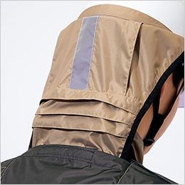 アイトス AZ50297 空調服ベスト (男女兼用)[返品NG] 首元を直射日光から守り排出される風をヘルメットへと導入。外側にはリフレクターを装備しています。