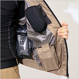 アイトス AZ50297 空調服ベスト (男女兼用)[返品NG] 両脇下のポケットに別売りのアイスパックを収納でき、さらに涼しさがアップ