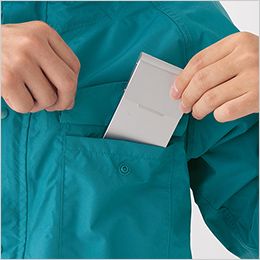 アイトス AZ56208 [通年]レインスーツ[男女兼用] (AS-5120) 左胸ポケット。
便利に使用できる上蓋付きの大型ポケット。