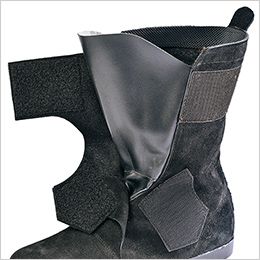 アイトス AZ59411 安全靴(技黒騎士)[男性用] 溶接作業時にスパッタの侵入を防ぐ大きなフロントカバー。袋ベロにより、ゴミ・砂等の靴内部への侵入も防止
