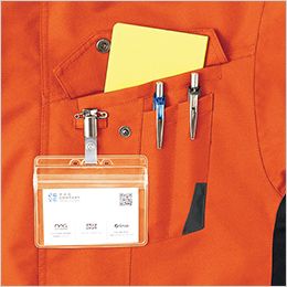 アイトス AZ6065 [秋冬用]防水防寒ブルゾン[男女兼用] 左胸ポケット。フラップ下に大型収納ボケット、ペン差し、名札ループを装備。便利な多機能ポケット。
