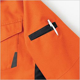 アイトス AZ6065 [秋冬用]防水防寒ブルゾン[男女兼用] 袖ポケット(左袖)。袖の取り出しやすい位置にあり、ペン等の収納に便利。雨の侵入を防ぐ玉緑仕様。
