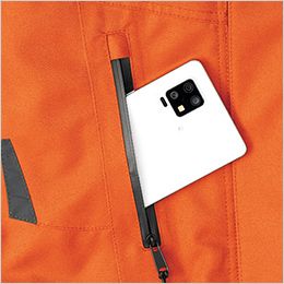 アイトス AZ6065 [秋冬用]防水防寒ブルゾン[男女兼用] 右胸ポケット。雨の侵入を防ぐ止水ファスナー仕様。ファスナー探用で収納物の落下防止。
