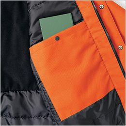 アイトス AZ6065 [秋冬用]防水防寒ブルゾン[男女兼用] 内右胸ポケット。内身頃左右にメモ帳やスマホが入る大容量の便利なポケット付き。
