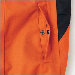 アイトス AZ6065 [秋冬用]防水防寒ブルゾン[男女兼用] 腰ポケット。玉縁逆開のターンポケット仕様。雨の侵入を防ぐ水返し仕様。収納物落下防止のドット銀止め仕様。
