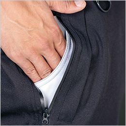 アイトス AZ6066 [秋冬用]防水防寒パンツ[男女兼用] 腰スルーポケット。防寒パンツの下に着用しているワークパンツのポケットへ小物類を出し入れ可能な便利なスルーポケットです。
