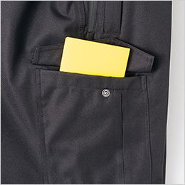 アイトス AZ6066 [秋冬用]防水防寒パンツ[男女兼用] フラップ付 カーゴポケット。右身頃に大容量のフラップ付きカーゴポケット付き。
