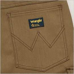 AZ64451 Wrangler(ラングラー) ノータックカーゴパンツ(男女兼用) ブランドロゴを象徴的に魅せるデザインステッチ入りの右側ヒップポケット