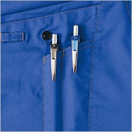 アイトス AZ6840 [春夏用]長袖ブルゾン[男女兼用] 胸ペン差し。左胸下の取り出しやすい位置にツインペン差しを装備。
