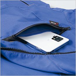 アイトス AZ6842 [春夏用]半袖ブルゾン[男女兼用] 胸のファスナーポケットは、 携帯電話を収納できる内ポケット付。
