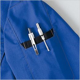 アイトス AZ6842 [春夏用]半袖ブルゾン[男女兼用] 袖ペン差し。袖の取り出しやすい位置にあり、よく使うペン等の収納に便利。
