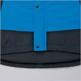 アイトス AZ8876[秋冬用]防水防寒ジャケット[男女兼用] 背面の裾がサイクルカットで長めになっており、屈んでも安心