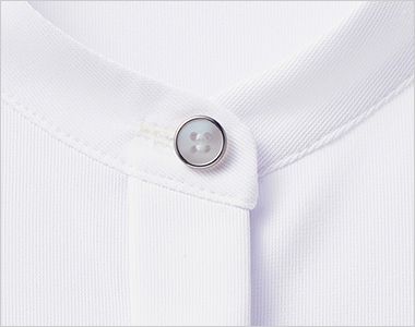 アイトス HCB4131 [通年]北陸の素材力 長袖スタンドカラーブラウス 一番上はアクセントになるシルバーのラインをあしらったボタン。