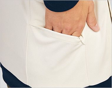 UZL1041 ルコック ジャージ ジャケット(男女兼用) 作業を邪魔せず収納できる背面ポケット。モノが落ちにくい安心構造です。