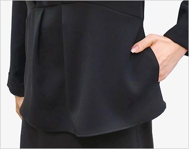 プルオーバー 両脇ポケット。
ラインを損なわず、物の出し入れがしやすいシームポケット仕様です。
