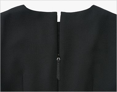 プルオーバー 背中ファスナー。
持ち手が長いのでスムーズに着脱できます。