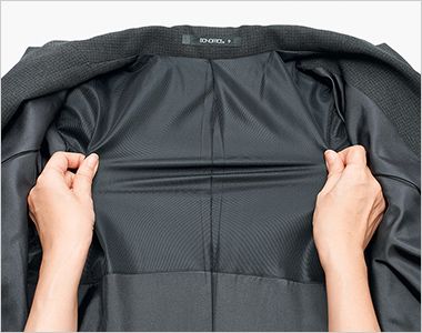 ジャケット ストレッチ裏地。
背裏にはストレッチ性の高い素材を使用。通気性も良いので蒸れにくく快適です。