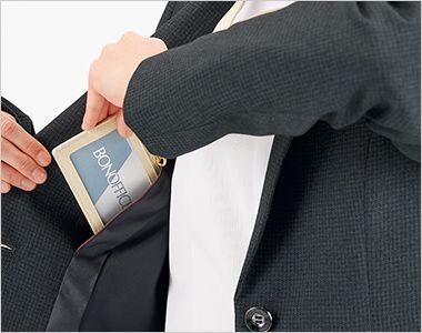 ジャケット 右内ポケット。
ジャケットの右内側にネームホルダー等が入れやすいポケットが付いています。