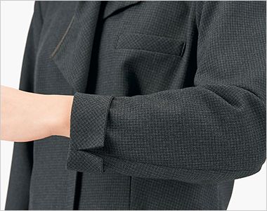 ソフトジャケット 袖ロスリット。
袖口はスリット開き。折り返してもおしゃれな2WAY仕様です。