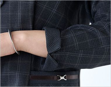 ソフトジャケット 袖ロスリット。
袖口はスリット開き。折り返してもおしゃれな2WAY仕様です。
