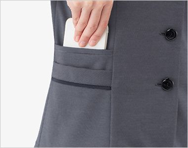 オーバーブラウス 右側にはスマホが入る深さのポケットが付いています。 