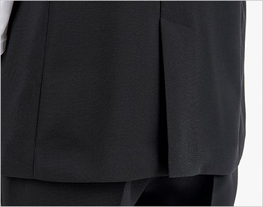 ロングベスト 後ろセンターベンツ。
後ろ裾に入ったセンターベンツが腰まわりにゆとりを持たせます。