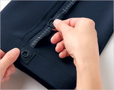 Bonmax AP6246 [通年]ハッピーコーデ 裾上げらくらくパンツ[ストレッチ/抗菌防臭/吸水速乾] 裾に目盛りのついたテープとボタンがあり、縫わずに裾上げが楽にできます