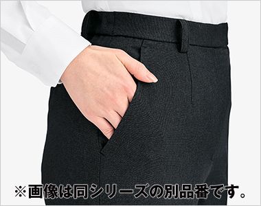 ワイドパンツ ラインを損なわず、物の出し入れがスムーズな斜めポケット仕様で、美しさと機能性を兼ね備えました。