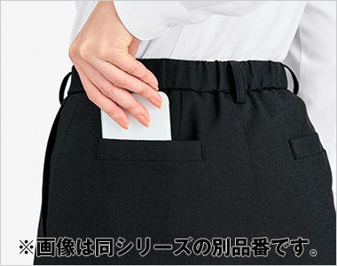 ワイドパンツ ウエストは後ろゴム仕様。箱ポケットで物の出し入れがしやすく、口の形状が型崩れしにくい仕様です。