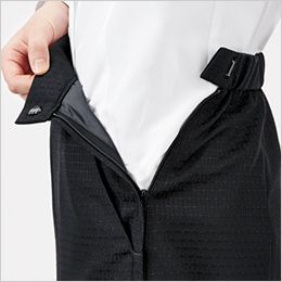 Bonmax AS2332 [通年]ポリジン Aラインスカート[抗菌防臭] 脱ぎ着がスムーズな左脇ファスナー開き
出し入れがしやすい両脇斜めポケット付き