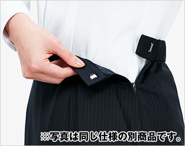 Bonmax AS2340 [通年]ポリジン プリーツスカート(ロング丈)[抗菌防臭/ニット/ストライプ] 脱ぎ着がスムーズな左脇ファスナー開き。出し入れしやすい両脇斜めポケット付きです。