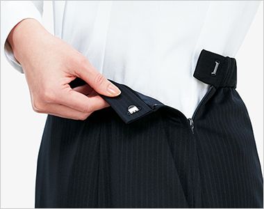 Bonmax AS2341 [通年]ポリジン Aラインスカート[抗菌防臭/ニット/ストライプ] 脱ぎ着がスムーズな左脇ファスナー開き。出し入れしやすい両脇斜めポケット付きです。