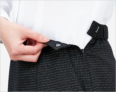 Bonmax AS2342 [通年]ポリジン プリーツスカート(ロング丈)[抗菌防臭][ストレッチ] 脱ぎ着がスムーズな左脇ファスナー開き。出し入れしやすい両脇斜めポケット付きです。