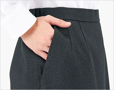 タイトスカート 斜めポケット。
出し入れしやすい両脇斜めポケット付きです。