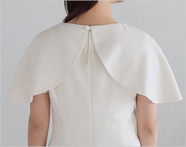 BONMAX AUA9301 [通年]BONCIERGE meets Audire ケープ[ツイード] ケープは後ろボタン留め。優雅に広がるラウンドヘムが美しい後ろ姿を演出。