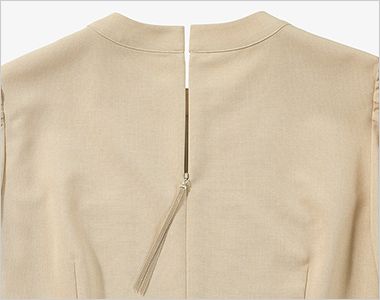 BONMAX AUB4300 [通年]BONCIERGE meets Audire 八分袖チュニック丈ブラウス[吸水速乾/ストレッチ] 背中ファスナー。持ち手が長いのでスムーズに着脱できます。