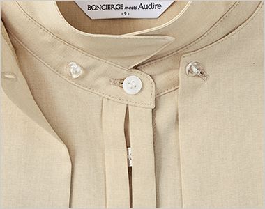 BONMAX AUB4301 [通年]BONCIERGE meets Audire 半袖ブラウス[吸水速乾/ストレッチ] ケープ用ボタン。衿下にさりげなく配置されたボタンで、ケープを簡単に着脱できます。