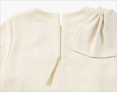 BONMAX AUD8300 [通年]BONCIERGE meets Audire プルオーバー[ツイード] 背中ファスナー。持ち手が長いのでスムーズに着脱できます。